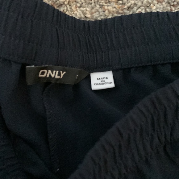 only fabric flowy shorts - Picture 2 of 3